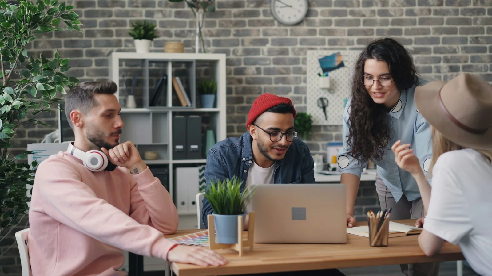 Escena editorial de colaboración en un espacio de trabajo